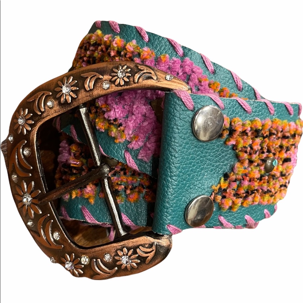 Wide, oversized, hot-colored belt.😍